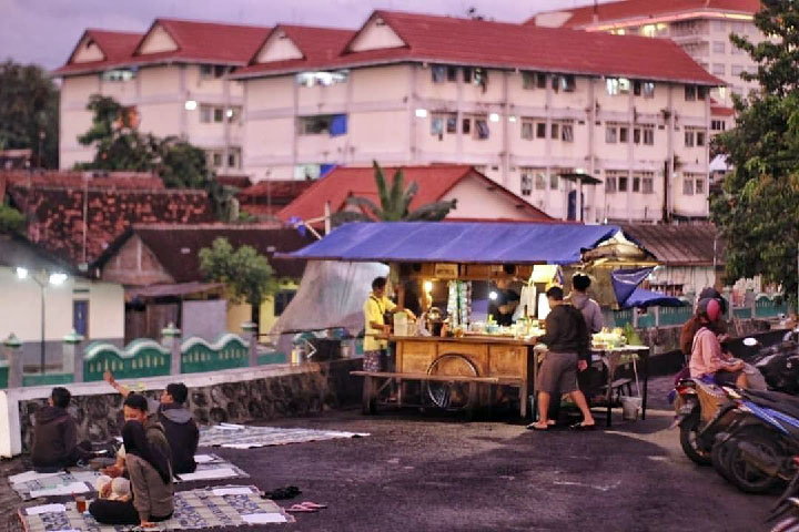 Angkringan Jembatan Kewek Pak Tomi