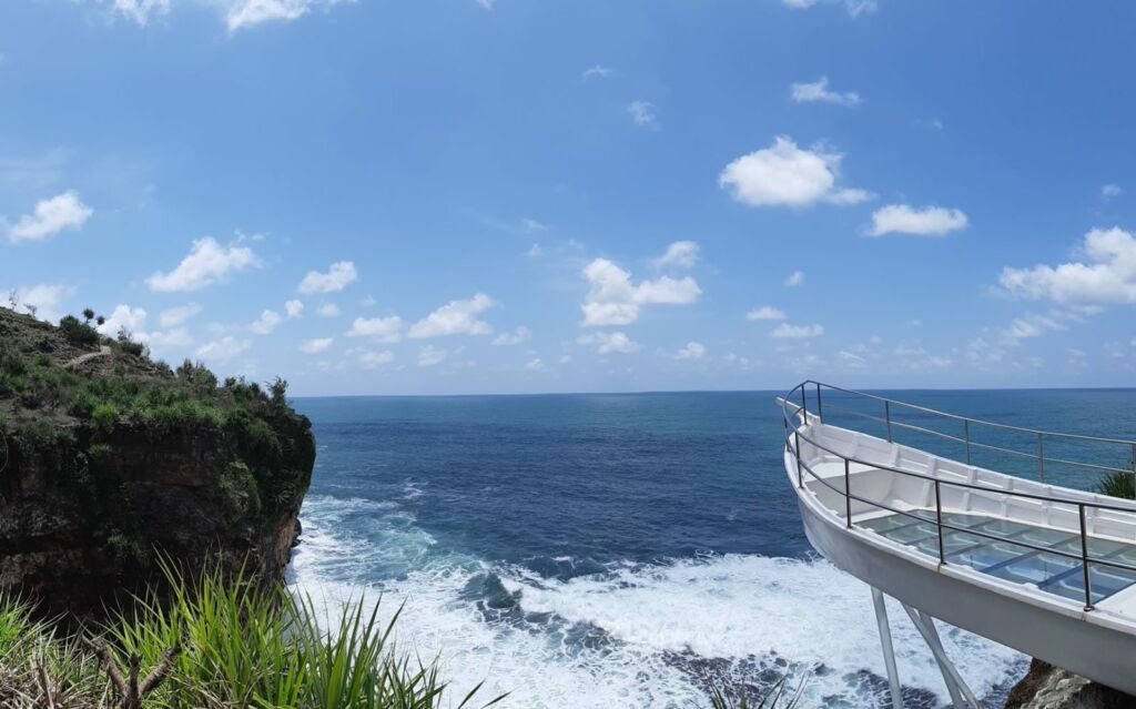 daya tarik pantai nguluran