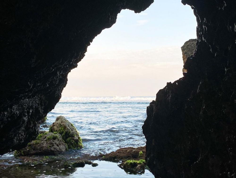 daya tarik pantai watu bolong