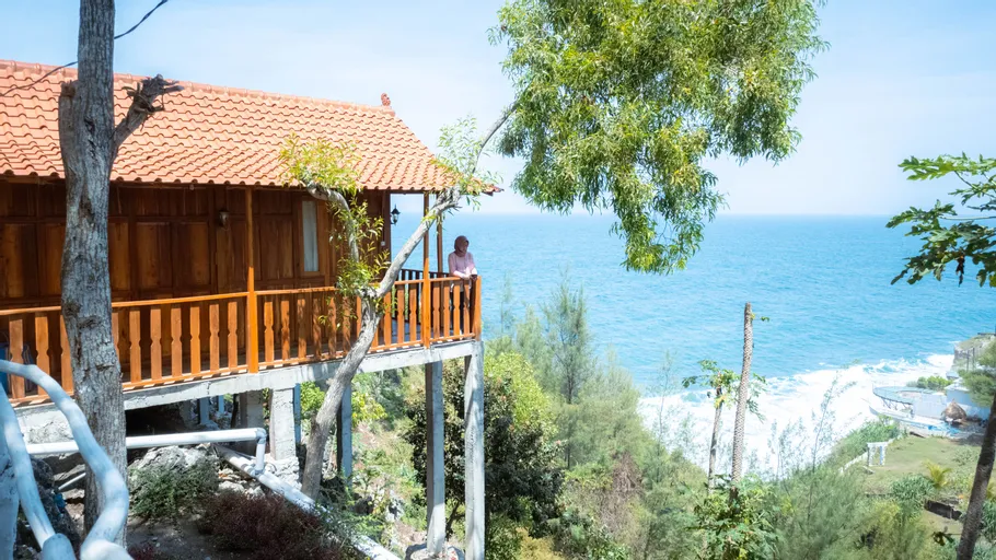 penginapan di pantai nguluran