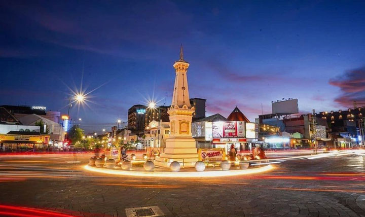 tugu jogja malam hari