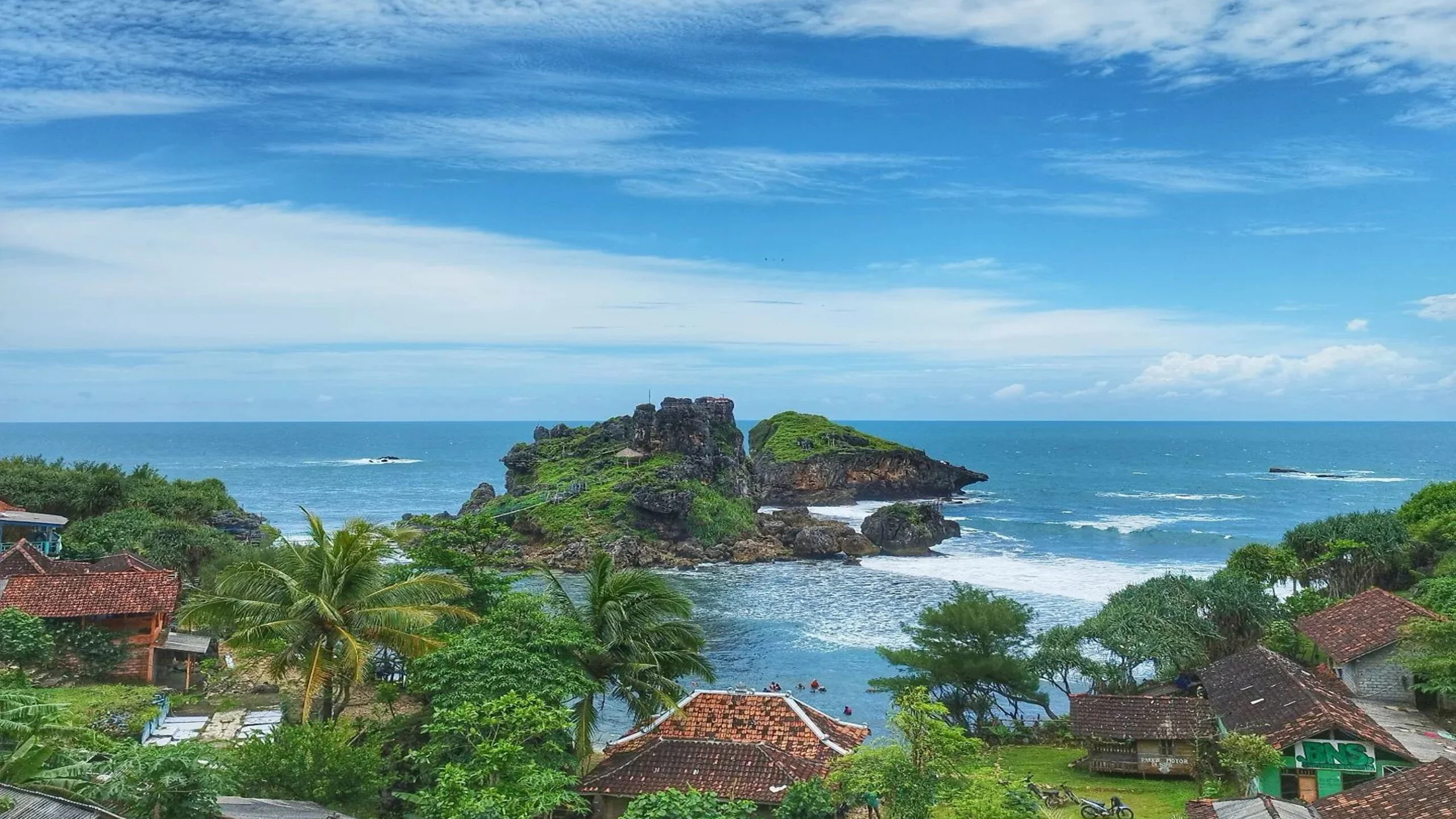 Pemandangan pantai Nglambor