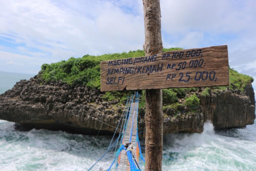 daya tarik pantai pulau kalong