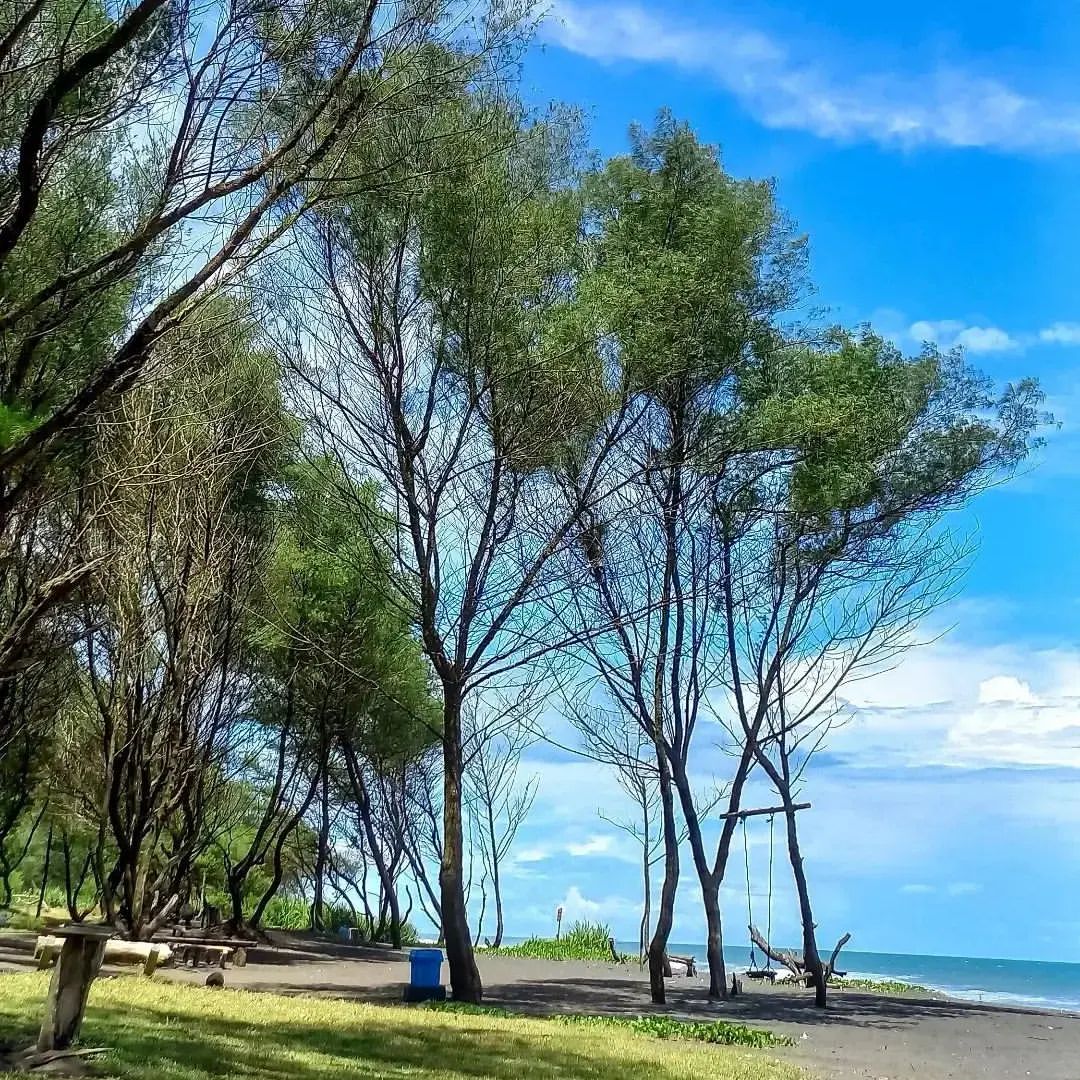 daya tarik pantai cangkring