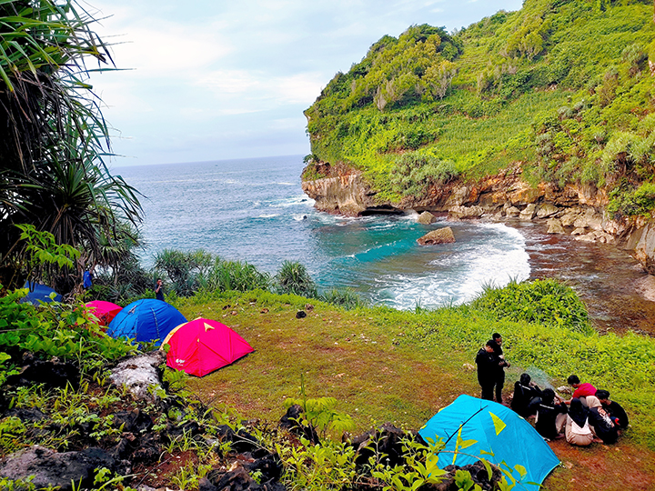 camping di pantai srakung